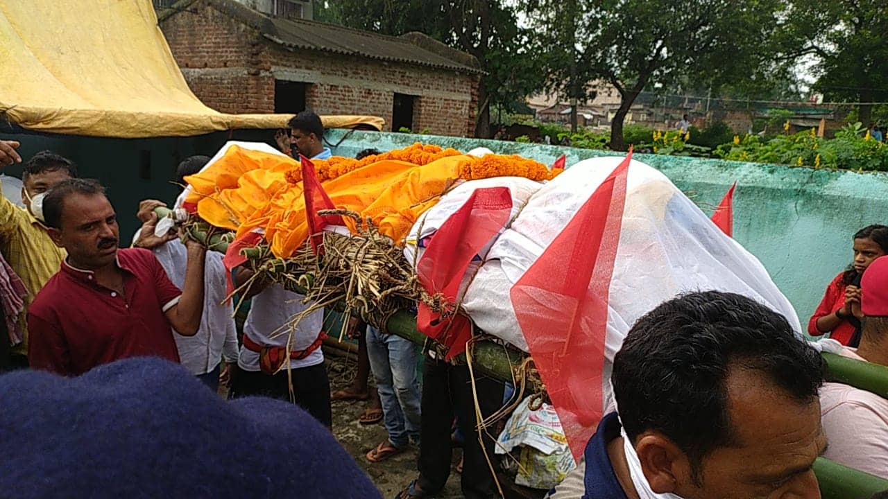 कड़ी सुरक्षा व्यवस्था के बीच घर से लगभग 3 किलोमीटर दूर किया गया अंकिता का अंतिम संस्कार