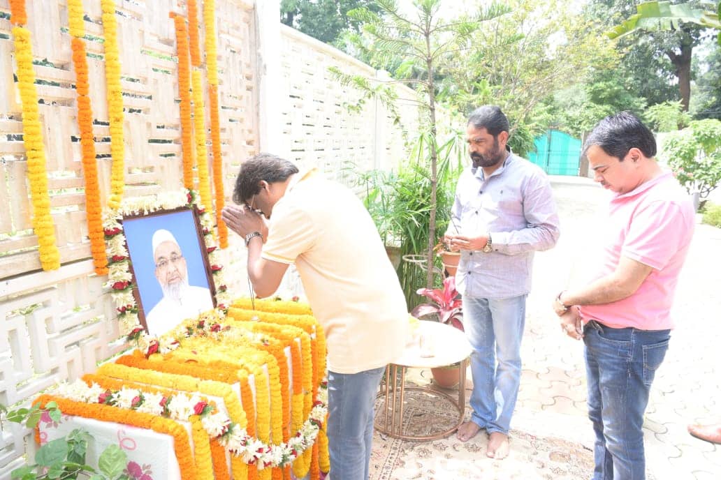 पूर्व मंत्री स्व०हाजी हुसैन अंसारी के पहली पुण्यतिथि पर सीएम हेमंत सोरेन ने दी श्रद्धांजलि