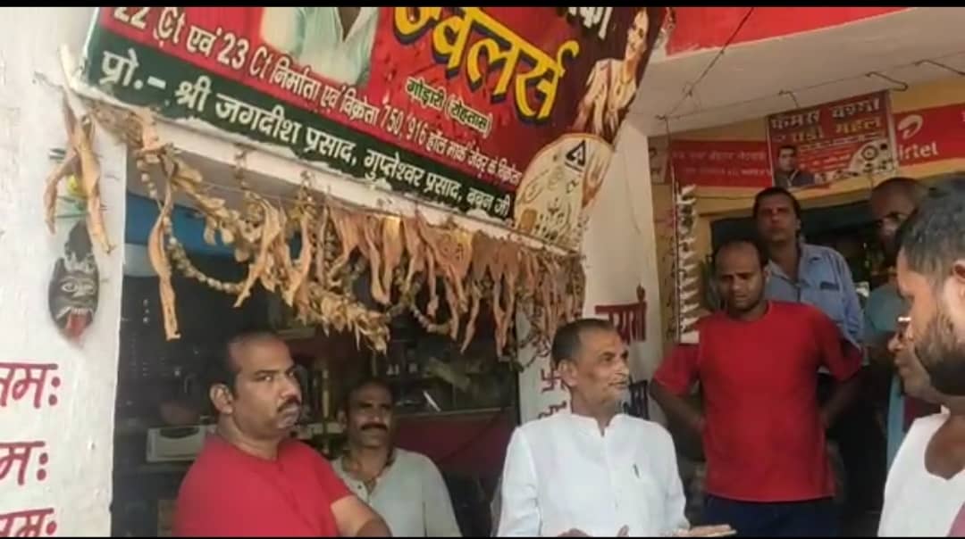 हथियारबंद अपराधियों ने आभूषण दुकान से लूटे 15 से 20 लाख के जेवरात, सीसीटीवी में कैद  