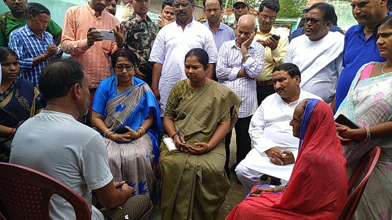 दुमका पेट्रोल कांड: पीड़ित परिवार से मिलीं गीता कोड़ा, कहा- ऐसा जुर्म करने वालों को मिले फांसी की सज़ा