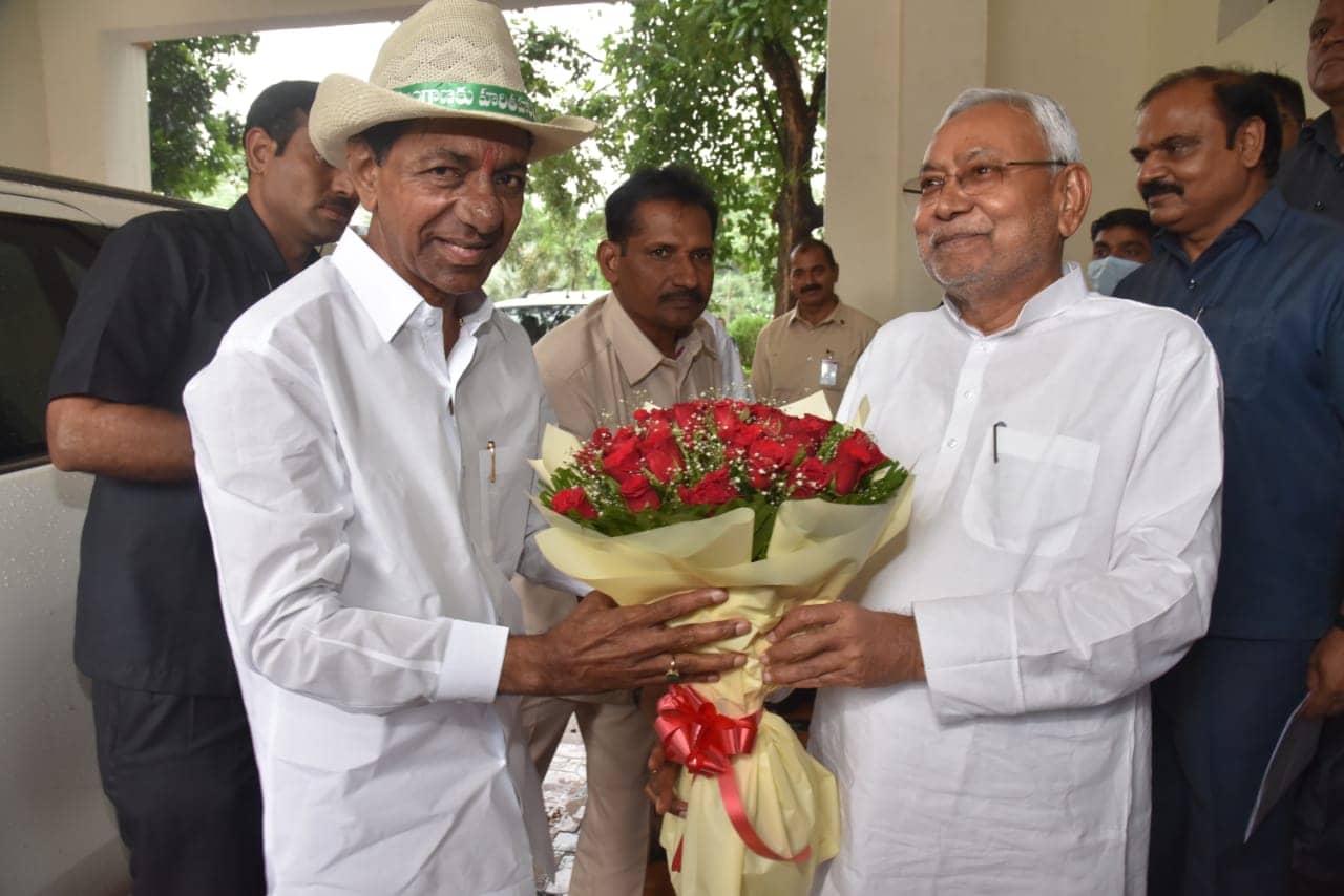 तेलंगाना के सीएम केसीआर पहुंचे पटना, सीएम नीतीश ने किया स्वागत 