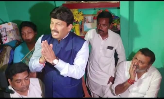 दुमका पेट्रोल कांड :  भाजपा सांसद निशिकांत दुबे, मनोज तिवारी और कपिल मिश्रा पहुंचे अंकिता के घर, 28 लाख की दी मदद