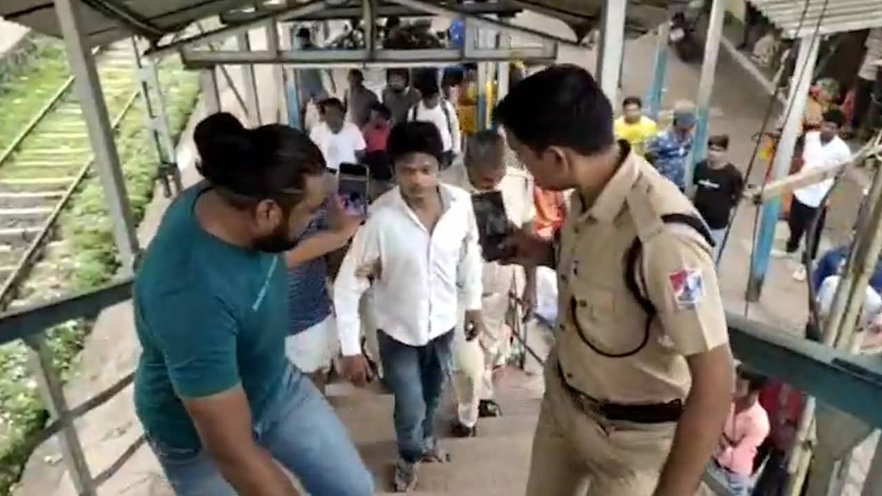 रेल यात्री टिकट के लिए काउंटर खुलने का इंतजार कर रहे थे, रेलकर्मी शराब के नशे में था, फिर क्या हुआ , जानिए