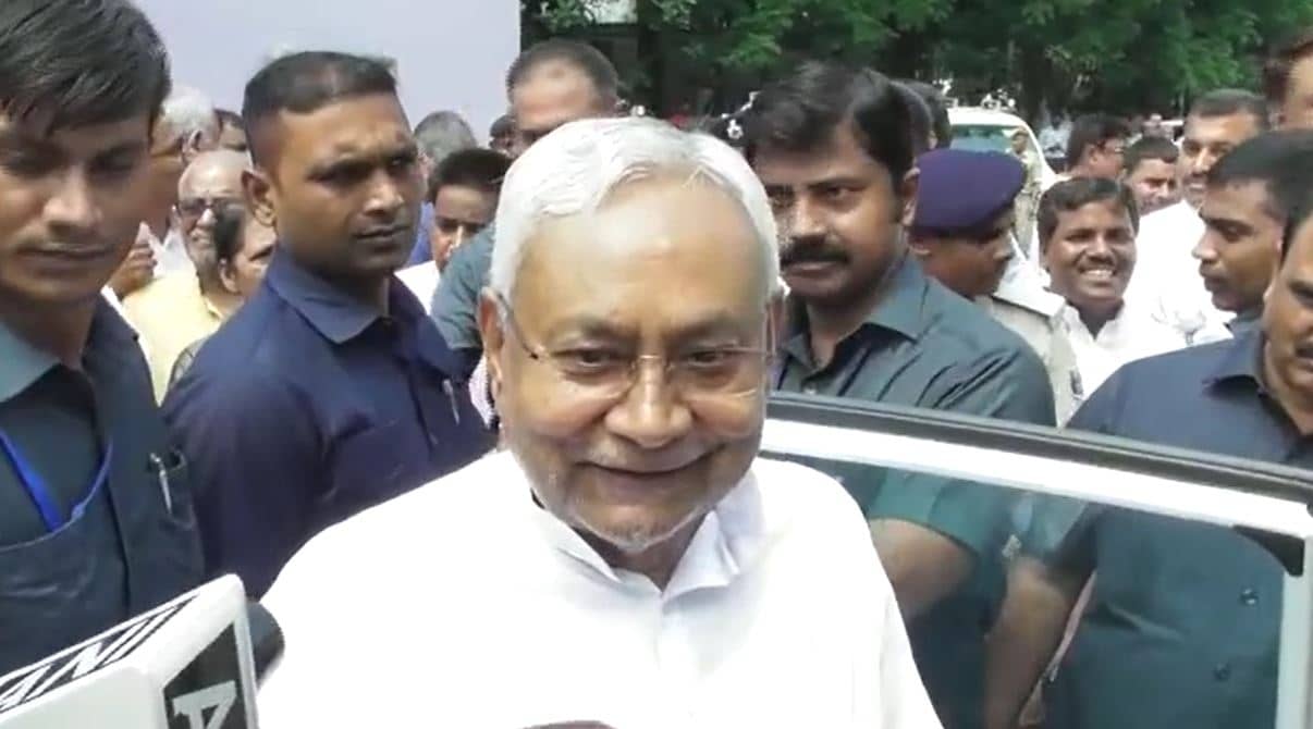 पीएम मोदी के बयान पर नीतीश और तेजस्वी का पलटवार, बोले- भ्रष्टाचारियों  को कौन बचा रहा,  खुद ही सोचे 