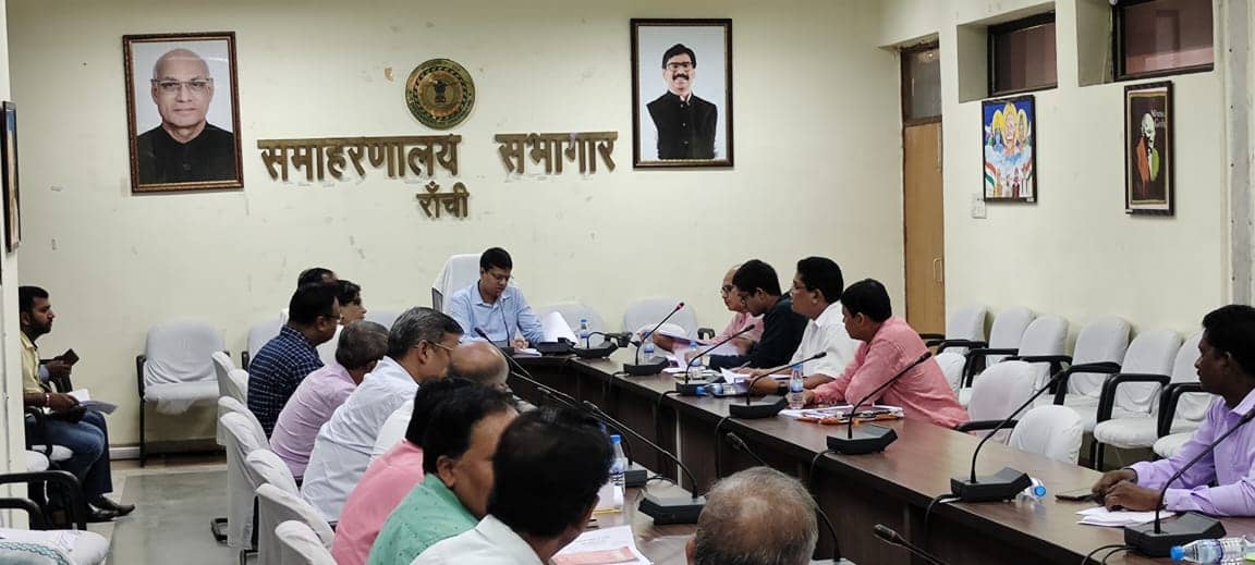 कल्याण विभाग की समीक्षा बैठक में छात्रों के बैंक खातों और हॉस्टल मरम्मति का डीसी ने दिया निर्देश