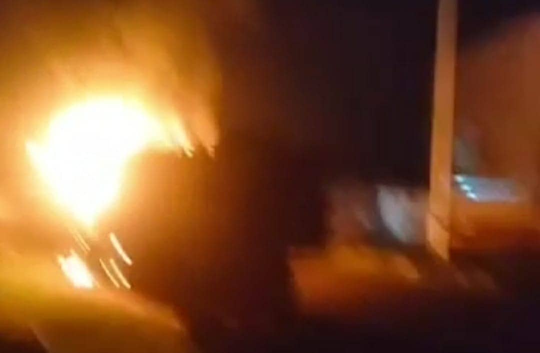 आधी रात को सड़क पर चलता ट्रक अचानक धू-धू कर जलने लगा, फिर क्या हुआ आप भी जानिये