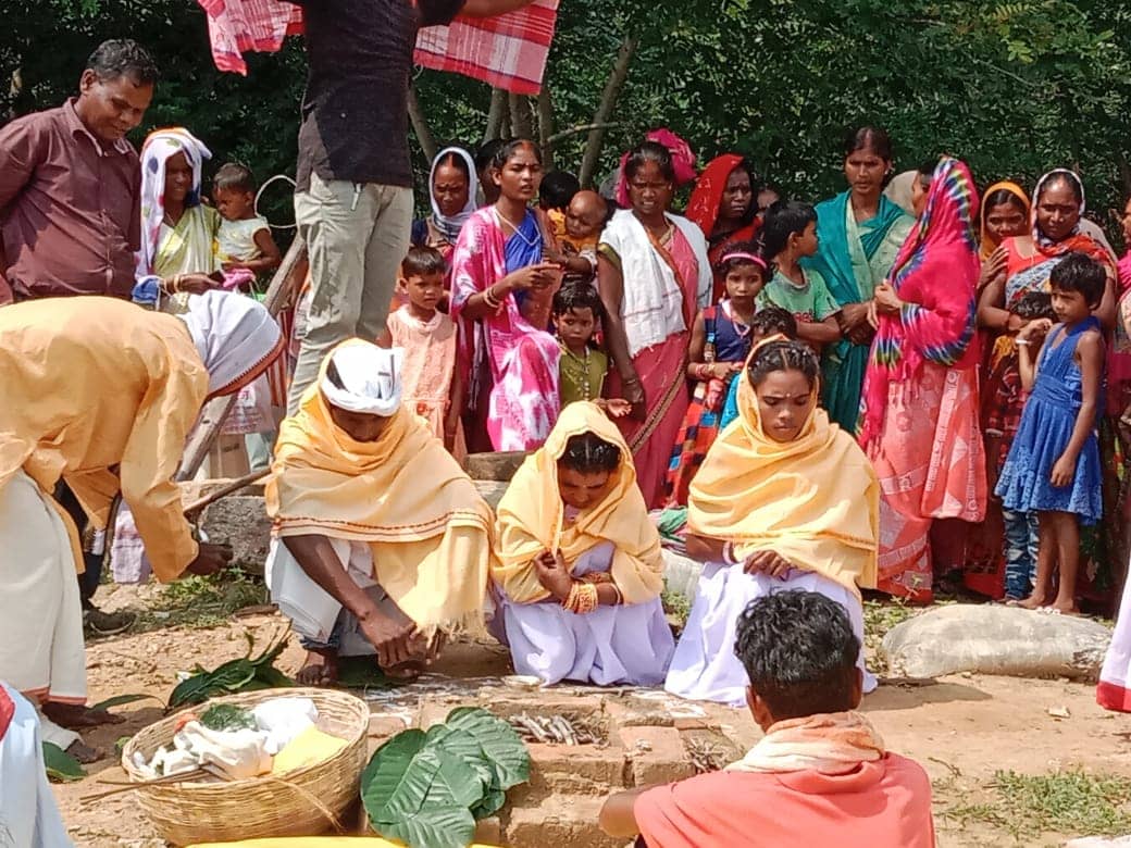 एक ही मंडप में दो के संग फेरे, चार बच्चों के संग गांव वालों की रही मौजूदगी