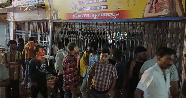 मायके से ससुराल पहुंची नवविवाहिता ने गेट पर लगा देखा ताला, गुस्से में बैठी धरने पर  