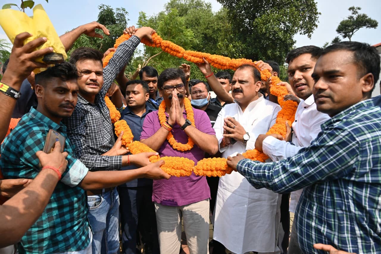 सहायक पुलिसकर्मी जश्न मनाने पहुंचे सीएम हाउस, सेवा विस्तार से दिखे खुश