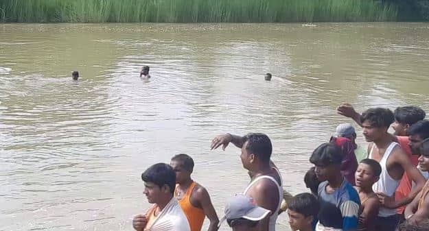 बड़ा हादसा: नहाने के दौरान तीन बच्चे नदी में डूबे, एक लापता