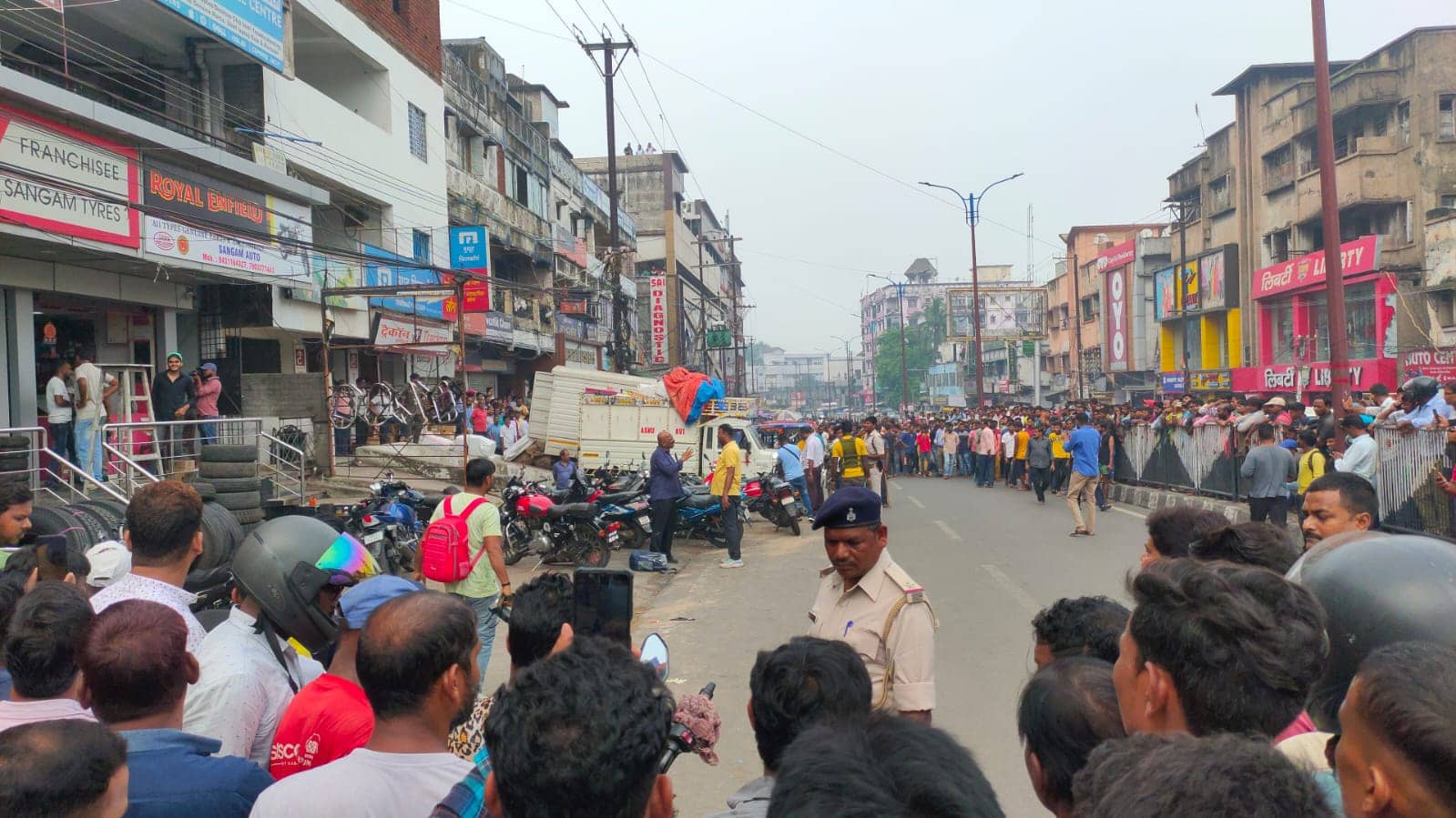 Big Breaking: धनबाद के बैंक मोड़ में फाइनेंस कंपनी पर अपराधियों ने बोला धावा, जमकर हुई फायरिंग, एक की मौत 