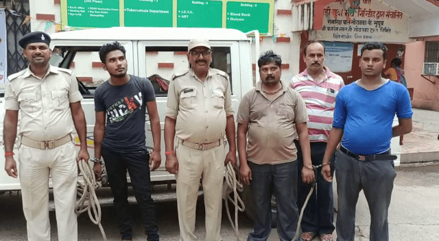 दो ट्रक में लदी दो करोड़ की शराब जब्त, जानिए कहां खपाने की थी योजना