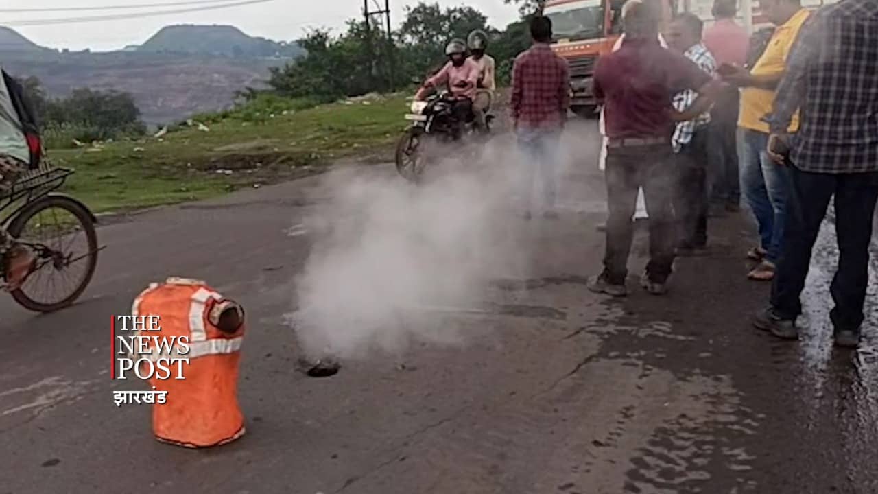 धनबाद में यहां चौक के पास गोफ से हो रहा गैस रिसाव, इलाके में हड़कंप,