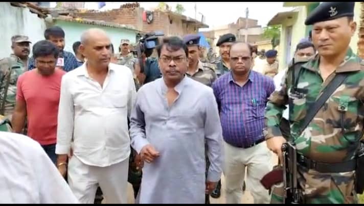 दुमका पेट्रोल कांड :   घटना के 12 दिन बाद विधायक बसंत सोरेन पहुंचे पीड़िता के घर, भाजपा ने कसा तंज