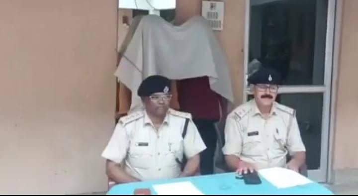 स्प्रिट के साथ अंतर्राज्यीय गिरोह के दो तस्कर गिरफ्तार, बोलेरो और पिकअप जब्त 