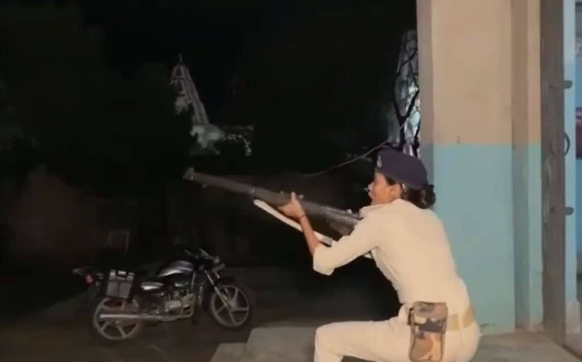 आधी रात को थाना में SP पर महिला सिपाही ने तान दी बंदूक़, जानिये क्या है पूरा मामला