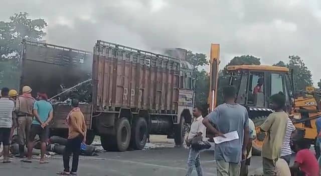 NH33 पर चलती ट्रक में लगी आग, लाखों रुपए का हुआ नुकसान