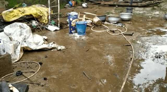 बोकारो: रात भर होती रही बारिश और भीगते रहे ग्रामीणों के घर में रखे अनाज