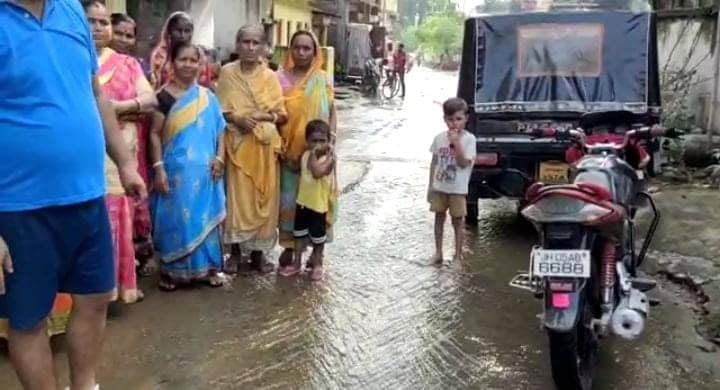 सड़क पर बह रहा गंदा पानी, स्थानीय परेशान