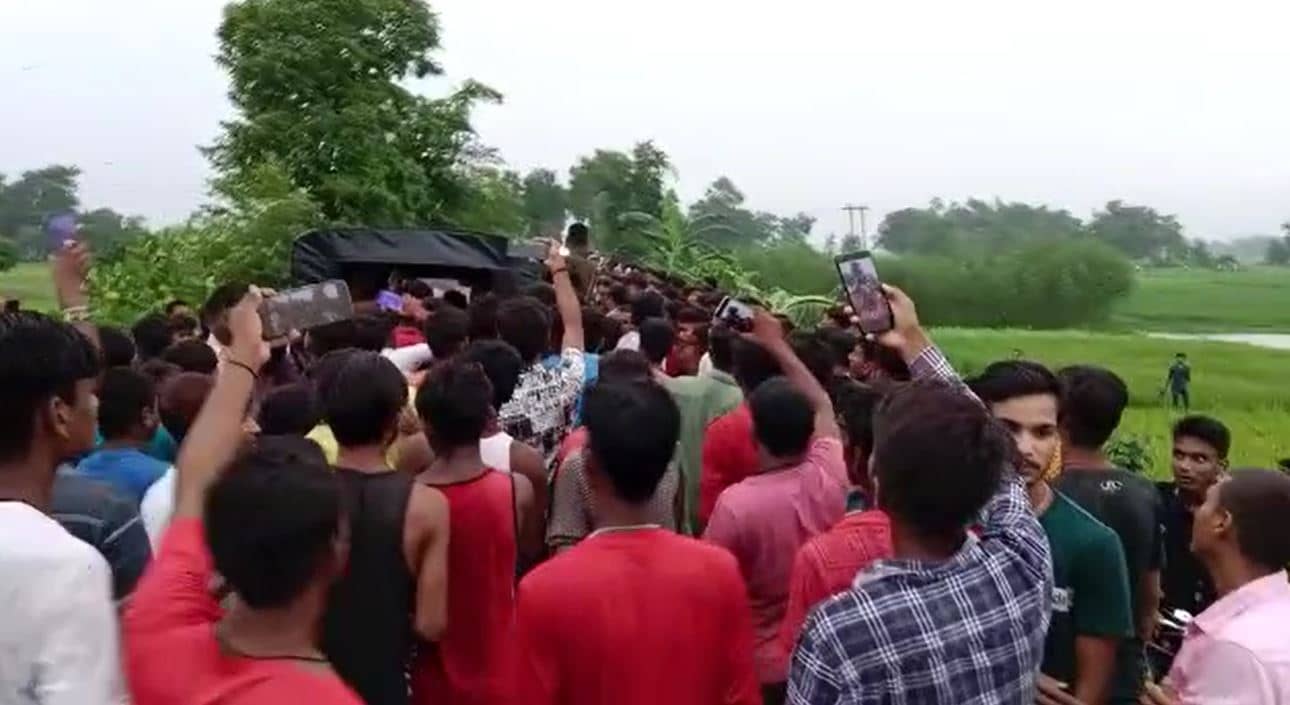 मॉब लिंचिंग : बच्चा चोर के संदेह में तीन युवकों की जमकर धुनाई , एक की हालत गंभीर