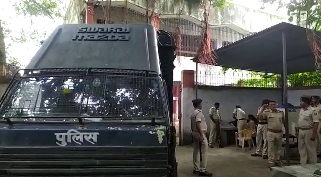बाढ़ कोर्ट में हाजत से तीन अपराधी फरार, पुलिस कर रही छापेमारी 
