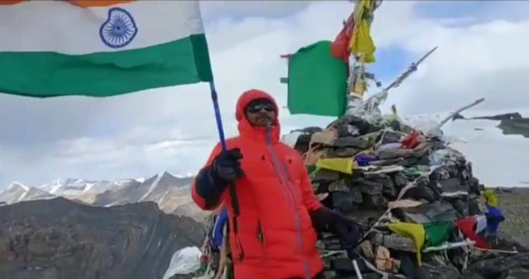 आजादी का अमृत महोत्सव : सीसीएल के दो कर्मी ने 19 ,600 फ़ीट पर लहराया तिरंगा