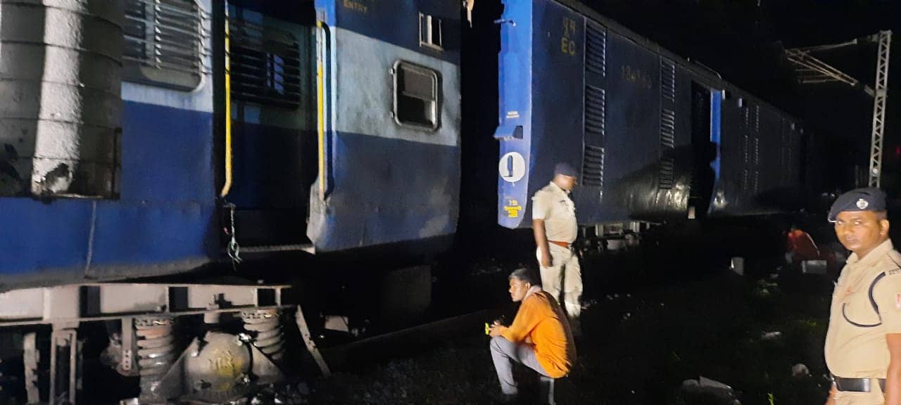 गझंडी के पास मालगाड़ी की पहली बोगी हुई बेपटरी, स्थल पर पहुंचे रेल अधिकारी, इंटरसिटी हुई प्रभावित