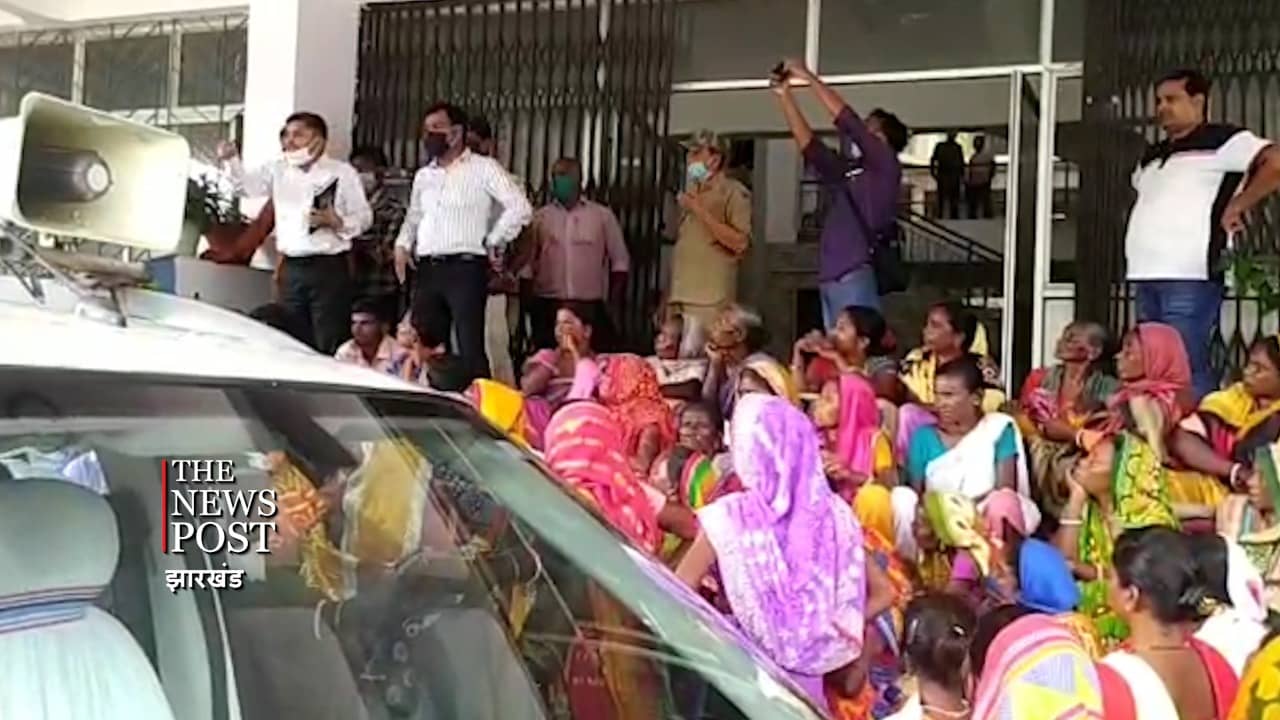 दुकानदार नहीं देते निर्धारित मात्रा का राशन, ग्रामीणों ने किया जिला समाहरणालय का घेराव