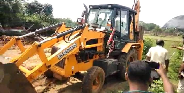 महंगा पड़ा सरकारी  जमीन  पर कब्जा का ख्वाब, बुल्डोजर  चला कर तोड़े गए मकान