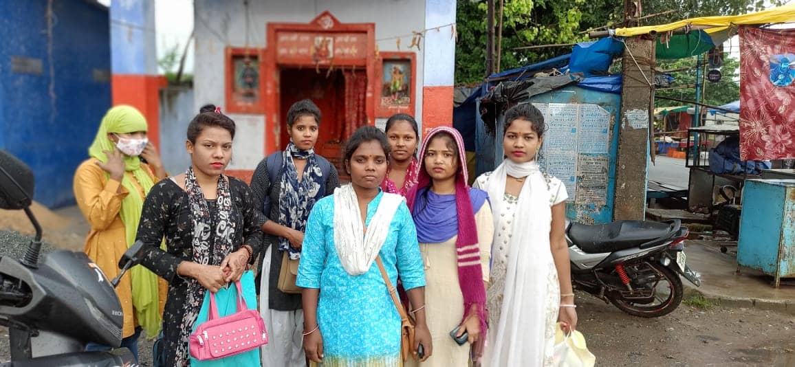 हाथों में मेहनत की कमाई लेकर, घर वापस लौटी ग्यारह बेटियां