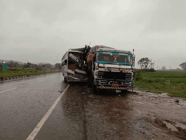 खड़ी ट्रेलर को बस ने मारी टक्कर, 3 की मौत, 35 लोग घायल