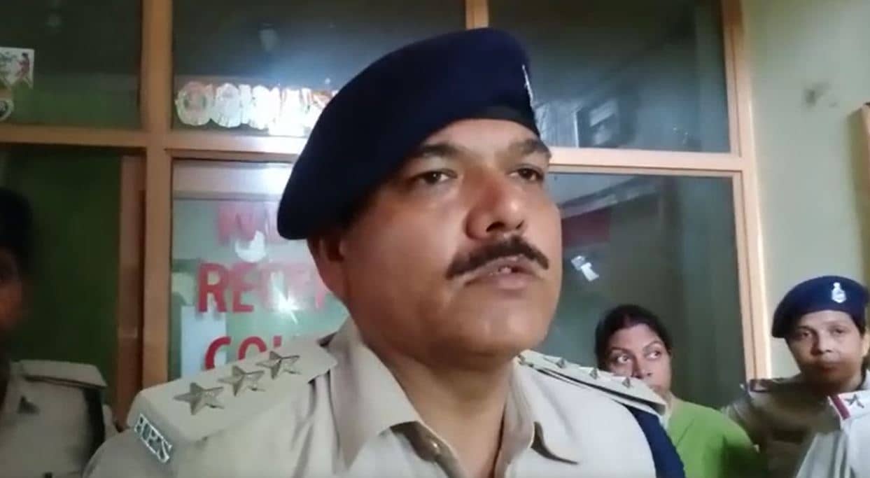जहानाबाद: सिंघम स्टाइल में दरवाज़ा तोड़ सेक्स रैकेट का पुलिस ने किया भंडाफोड़, 11 लड़की व 10 लड़के हिरासत में 