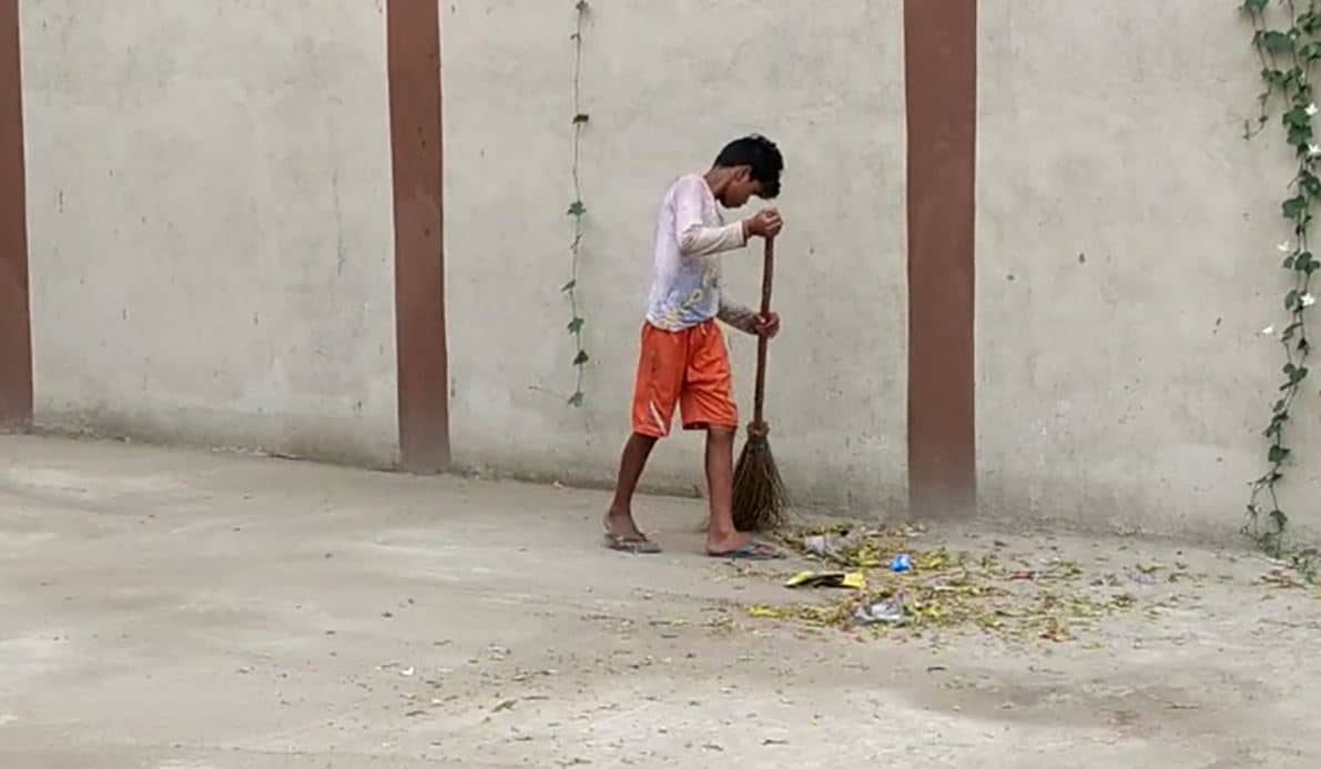 बिहार में पुलिस ही बाल श्रम कानून की उड़ा रही धज्जियां, जानिए क्यों कलम की जगह पकड़ा झाडू़