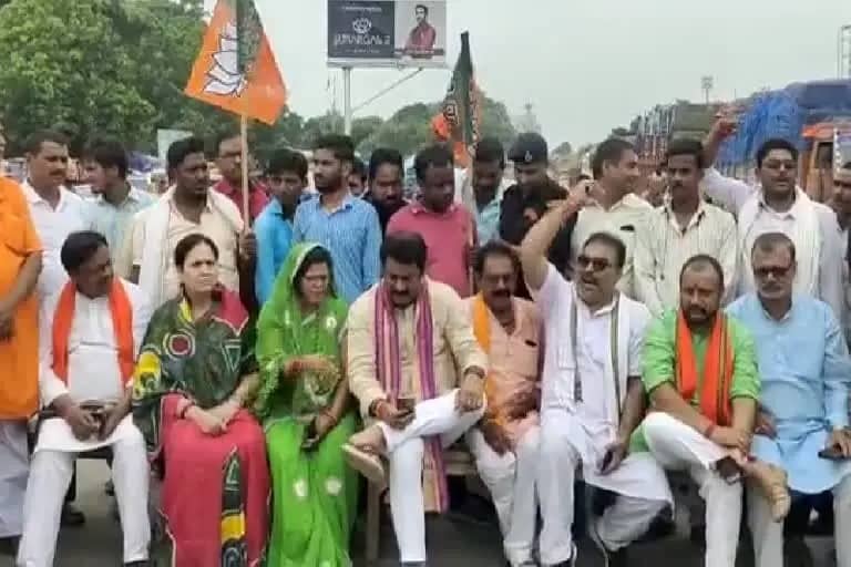 बेगूसराय गोलीकांड: बीजेपी नेता सड़क जामकर कर रहे विरोध प्रदर्शन, सरकार के खिलाफ नारेबाजी 