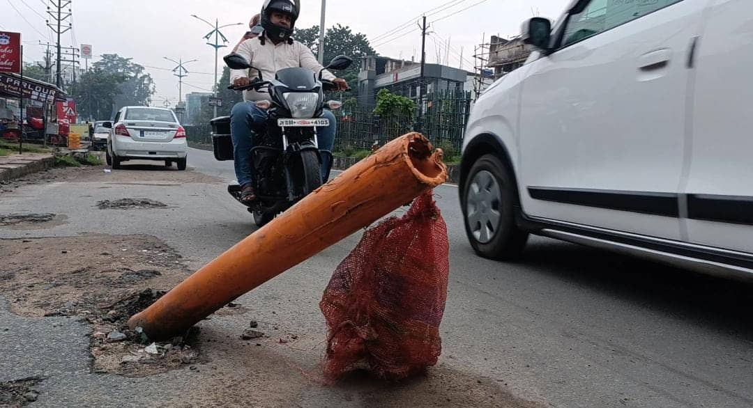DHANBAD: सुविधा तो कल मिलेगी लेकिन आज है जान पर खतरा, जानिये क्या है मामला
