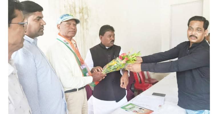 भाजपा,  झाविमो के बाद अब कांग्रेस का गोपाल उरांव ने थामा दामन, जानिये इसकी वजह