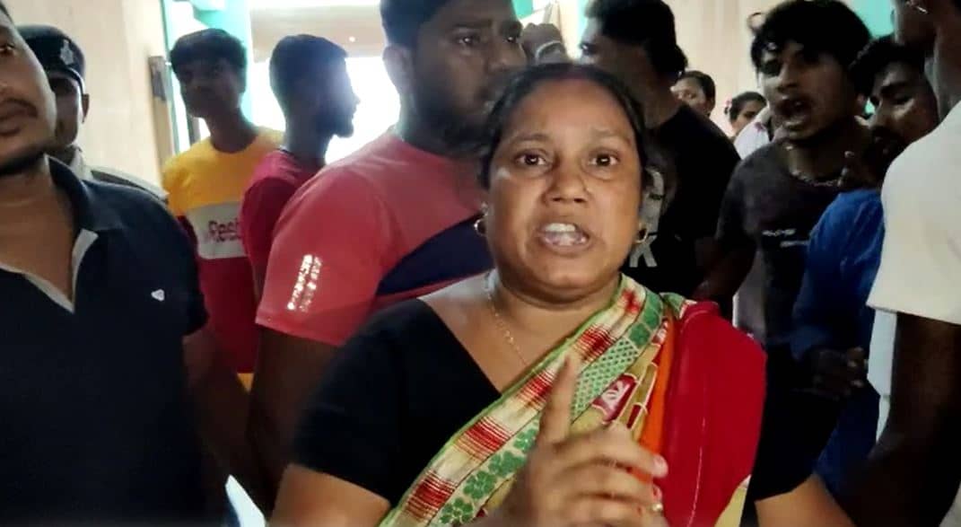 किशनगंज: नर्सिंग होम में प्रसूता की मौत के बाद जमकर बवाल, परिजन डॉक्टर की गिरफ्तारी की कर रहे हैं मांग 