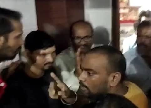 जमशेदपुर: शराब दुकान के कर्मचारियों ने जमकर किया हंगामा, जानिये इसकी वजह