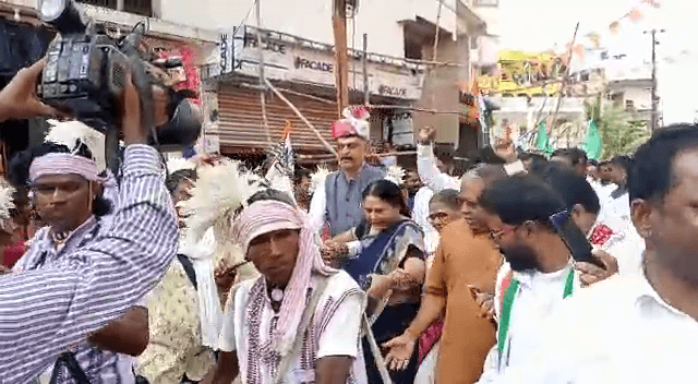 रांची की सड़कों पर कांग्रेस अध्यक्ष राजेश ठाकुर नाचते-झूमते दिखे, जानिये कारण क्या बताया