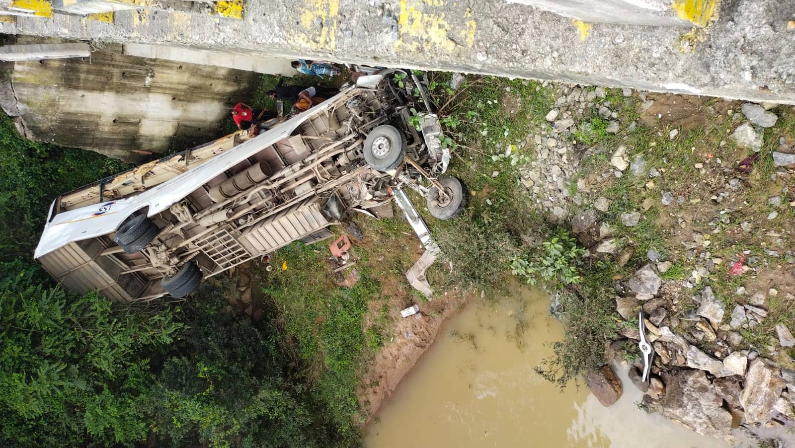 BIG BREAKING: नदी में गिरी यात्रियों से भरी बस, सात यात्रियों की मौत, 48 घायल