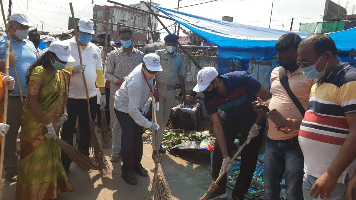 यहां सड़क पर झाड़ू लेकर खड़े नजर आए डीसी साहब, जानिए क्या है मामला
