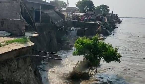 गंगा का जलस्तर घटने से भी लोगों की बढ़ी मुसीबत, अब कटाव से कई घर नदी में समाए  