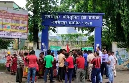 वेतन सहित कई मांगों को लेकर ठेका सफाई कर्मचारियों का आंदोलन, काम रहा ठप  