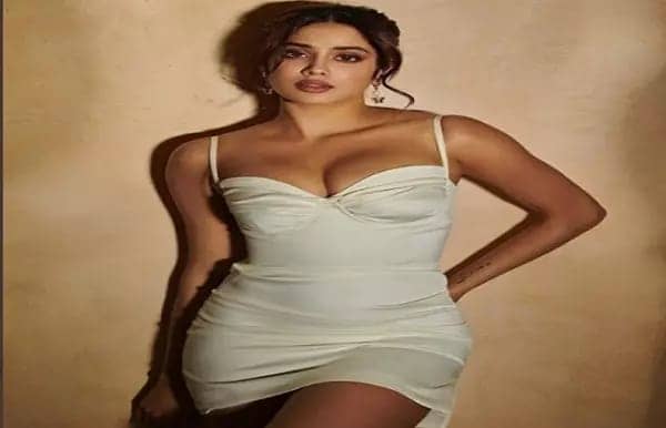 जाह्नवी की इंस्टाग्राम तस्वीर ने लगाई आग, जानिए फैंस क्या कह रहे हैं