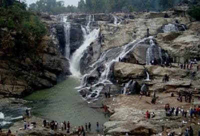 बरसात में फॉल घूमना पड़ा महंगा, तेज बहाव में बह गया युवक