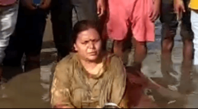 हाथ में लोटा लिए सड़क पर बैठी विधायक दीपिका पांडेय सिंह, जानिए क्यों