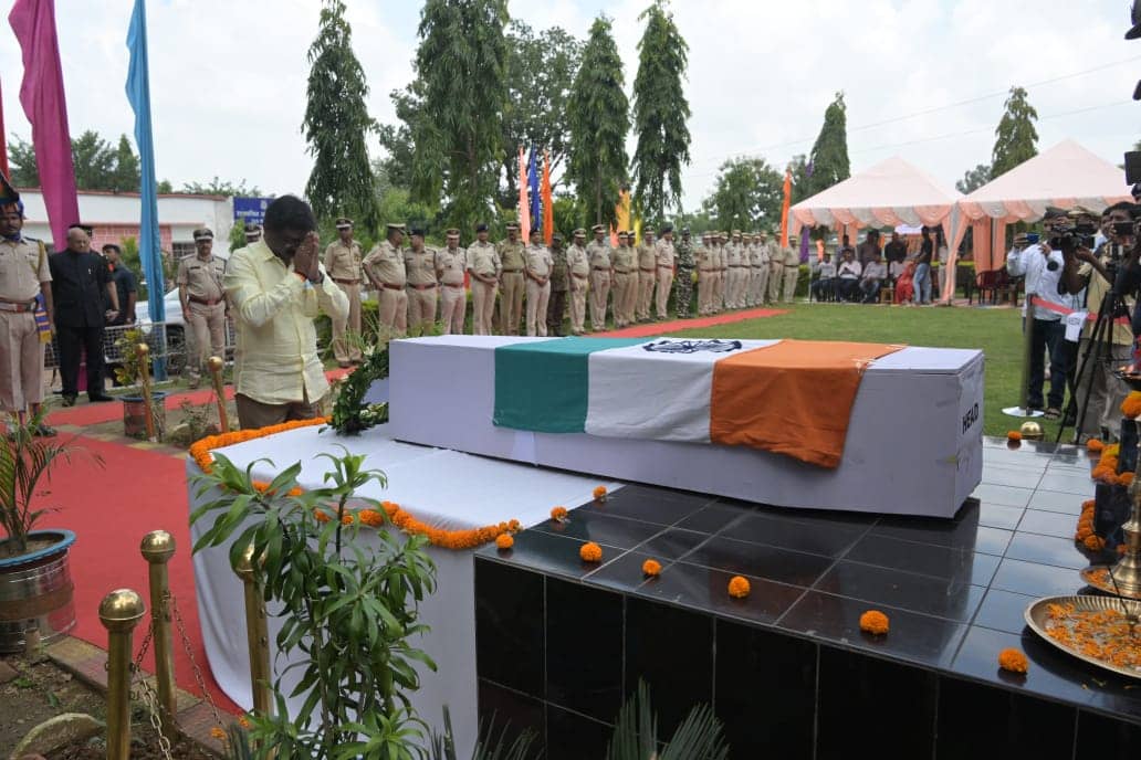 राज्यपाल रमेश बैस और मुख्यमंत्री  हेमन्त सोरेन ने शहीद जवान चितरंजन कुमार को दी श्रद्धांजलि