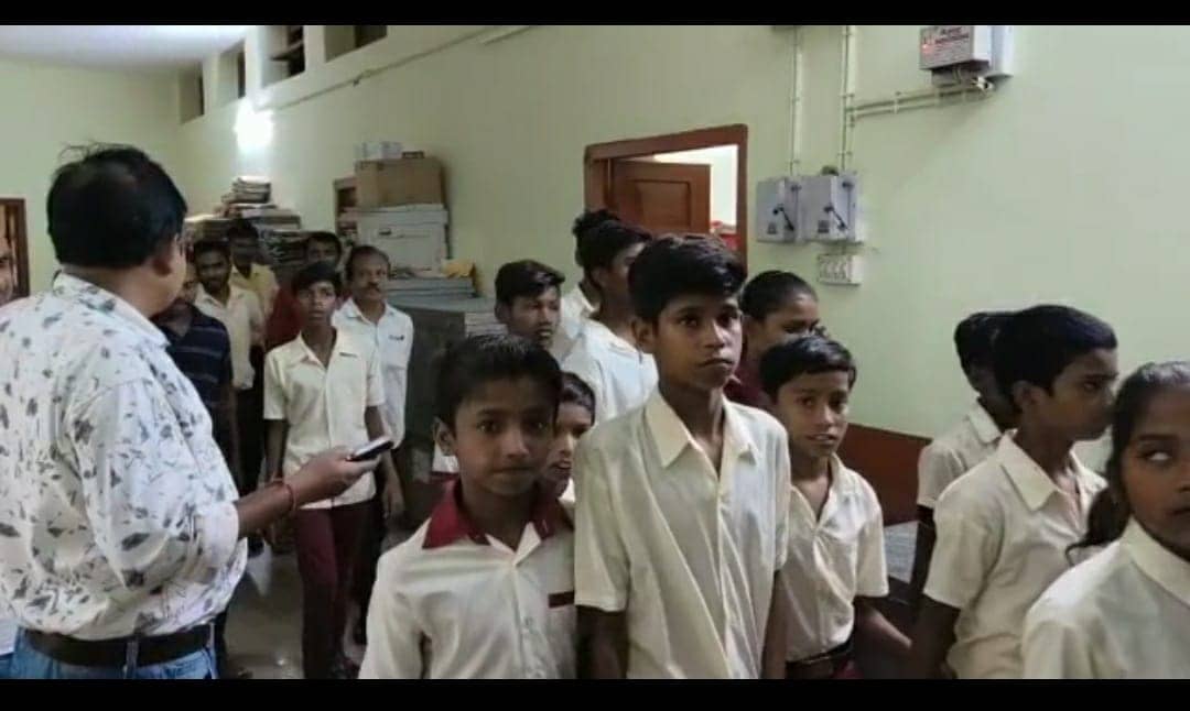 धनबाद में सरकारी शिक्षा का हाल देखिये शिक्षा मंत्री जी 