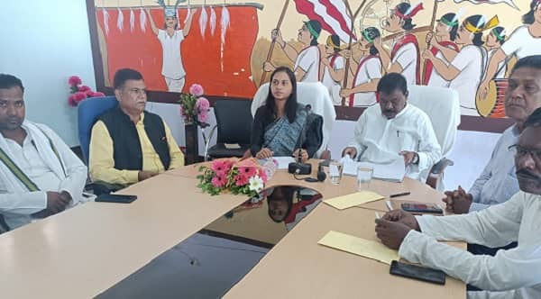 खाद्य आपूर्ति विभाग और राशन डीलर के साथ MLA शिल्पी नेहा तिर्की और बंधु तिर्की की बैठक, जल्द राशन पहुंचाने का निर्देश