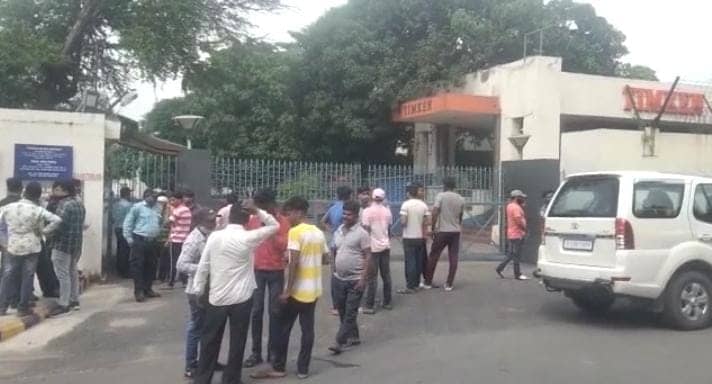 टिमकेन के कैंटीन में काम करने वाले ठेका कर्मी की संदिग्ध परिस्थिति में मौत, मुआवजे को लेकर धरने पर बैठे परिजन 